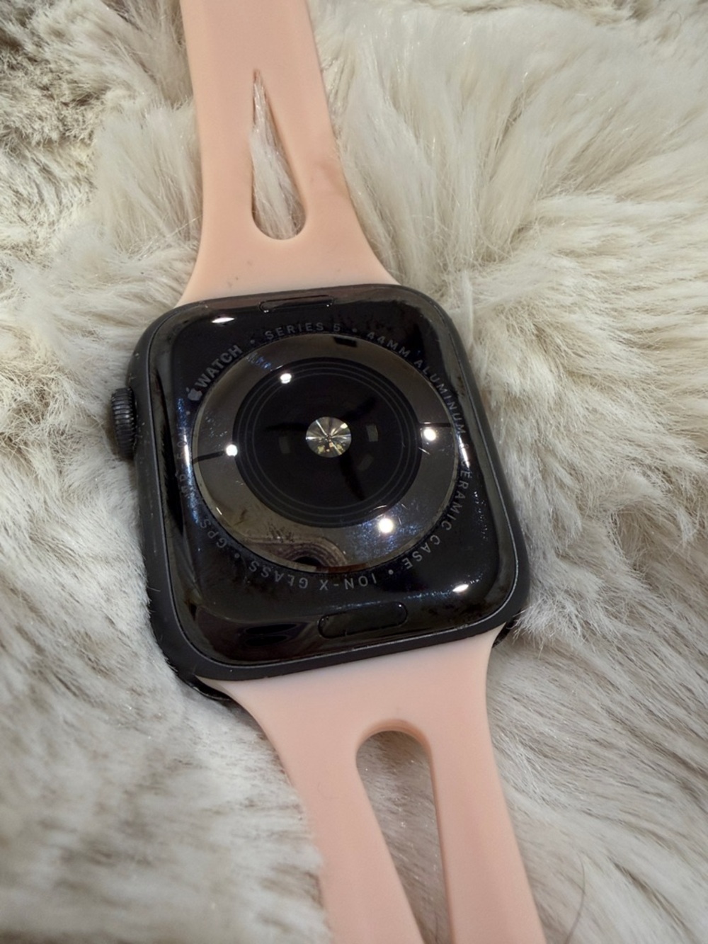 Apple Smartwatch Series 5 (44mm) with Free Bands & Charger included - Picture 3 of 12